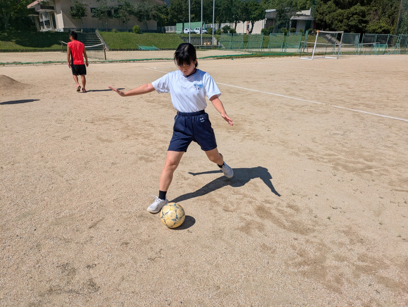 サッカー（近藤蹴る）